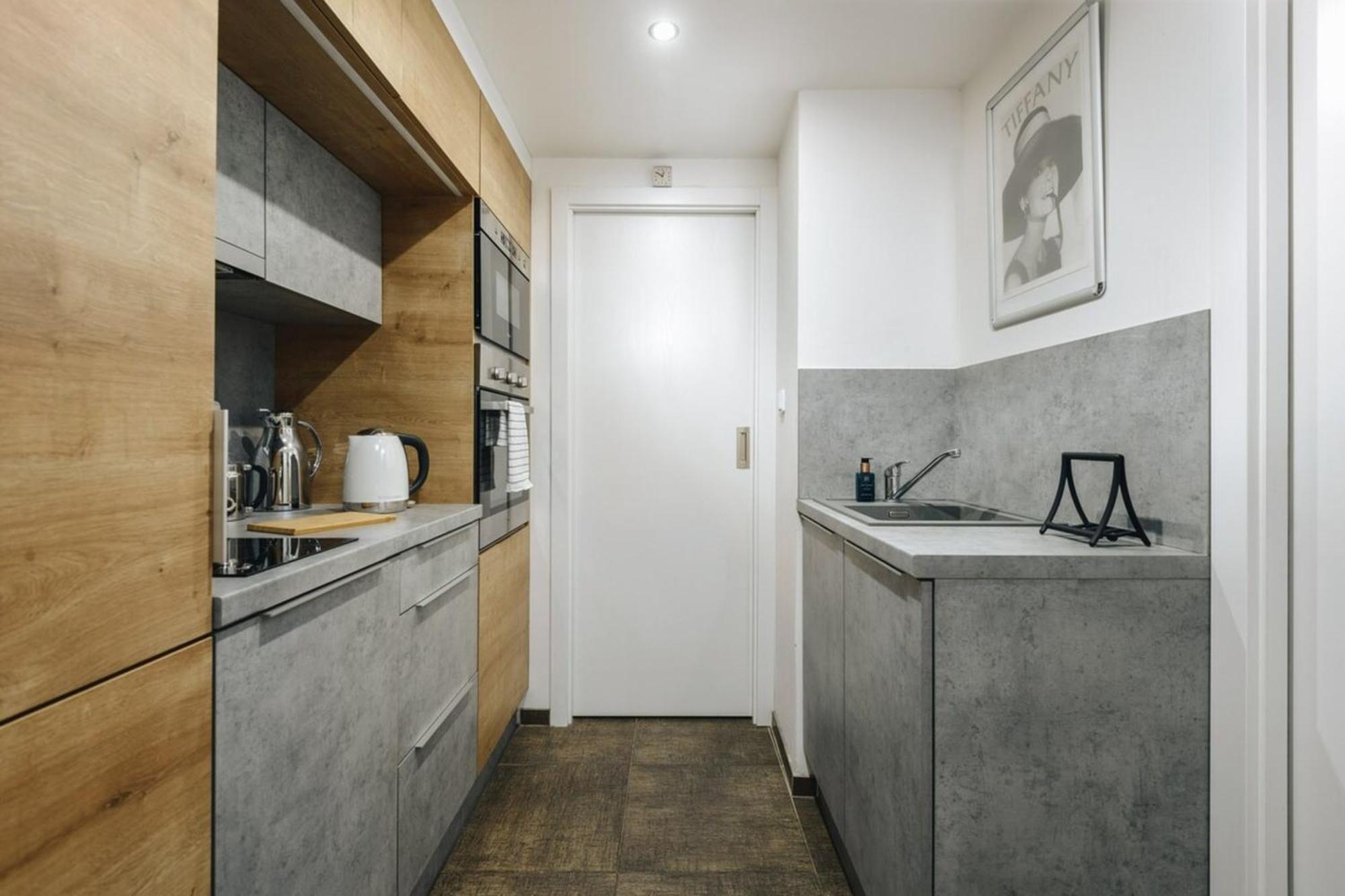 Cozy & Comfortable Apt Walking Anywhere You Want Sen Прага Екстериор снимка