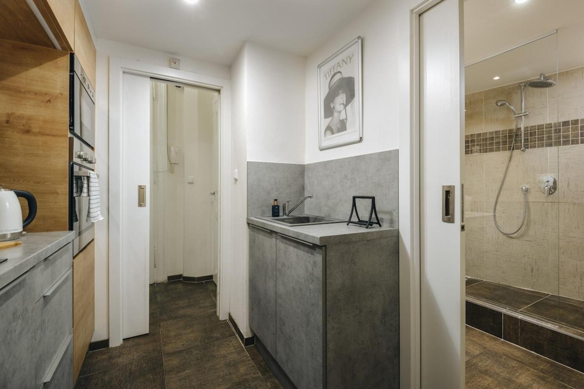 Cozy & Comfortable Apt Walking Anywhere You Want Sen Прага Екстериор снимка
